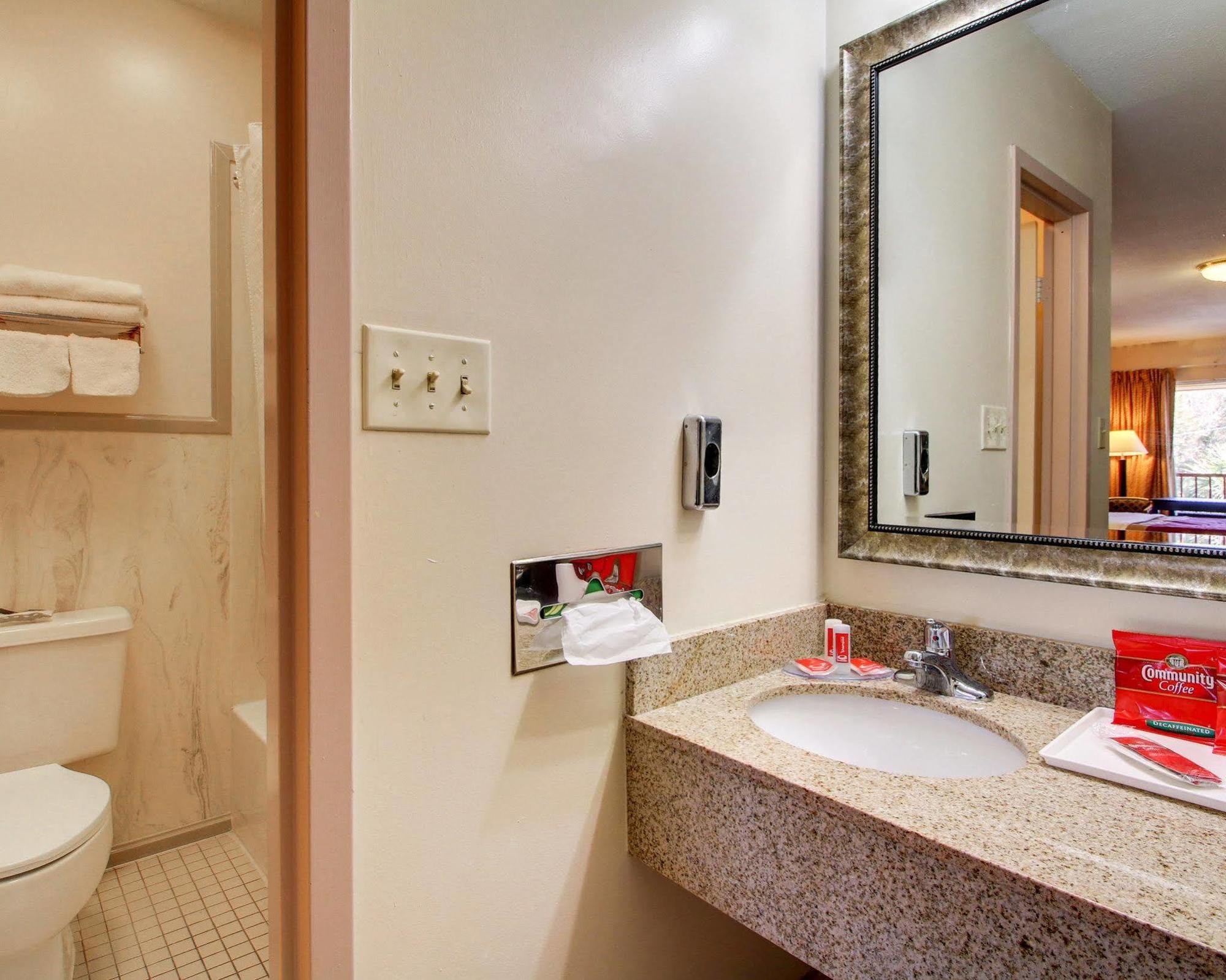 בילוקסי Twin Star Lodge מראה חיצוני תמונה